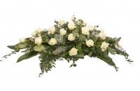 Aranjament floral funerar pentru capacul de siciriu din trandafiri albi. 2